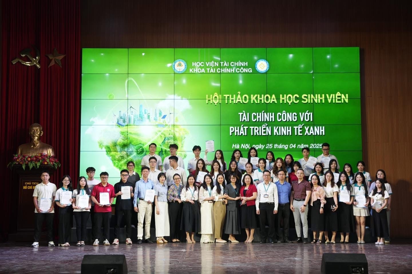 HỘI THẢO KHOA HỌC SINH VIÊN KHOA TÀI CHÍNH CÔNG 2025 VỚI CHỦ ĐỀ “TÀI CHÍNH CÔNG VỚI PHÁT TRIỂN KINH TẾ XANH” TỔ CHỨC THÀNH CÔNG TỐT ĐẸP