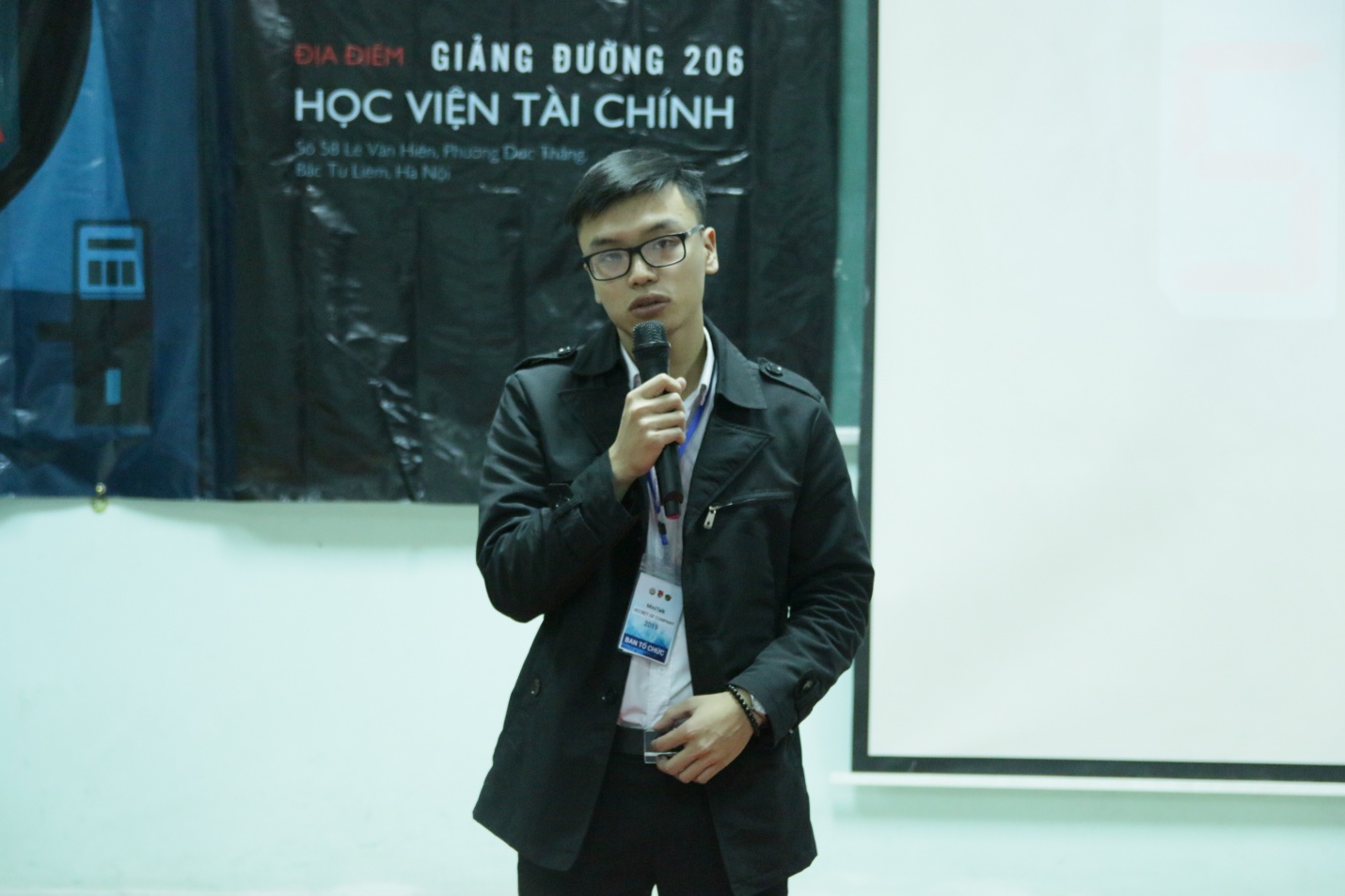 ĐC Vũ Khánh Hiếu- Chủ nhiệm Clb Chứng khoán trẻ phát biểu khai mạc Mini Talk