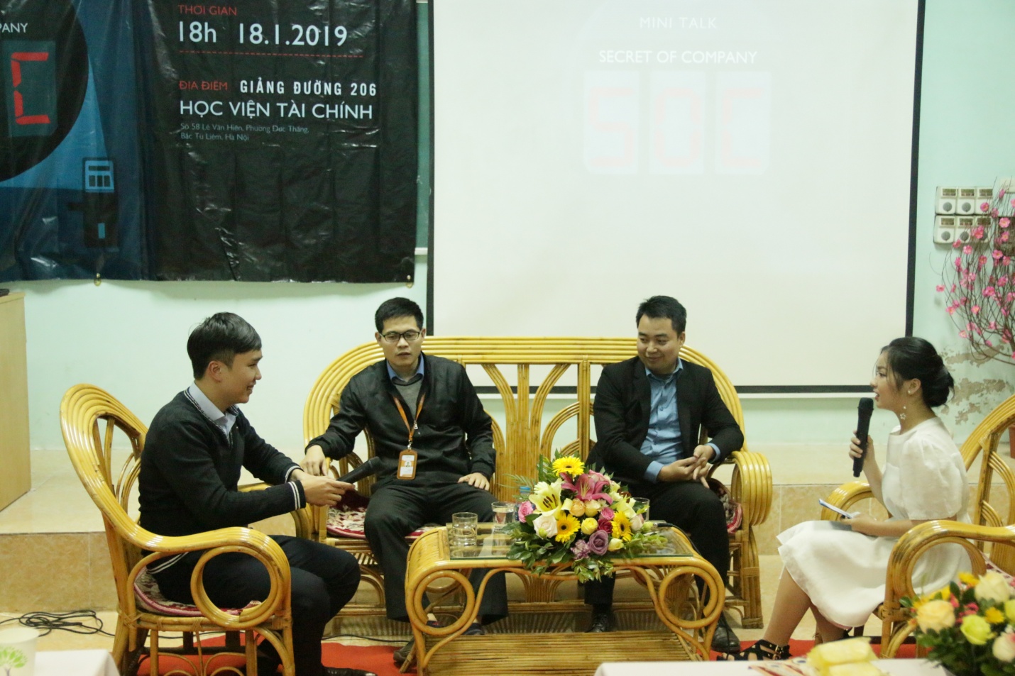 Các chuyên gia cùng phân tích hai doanh nghiệp Hòa Phát và Hoa Sen, cùng trao đổi tiềm năng của ngành trong tường lai